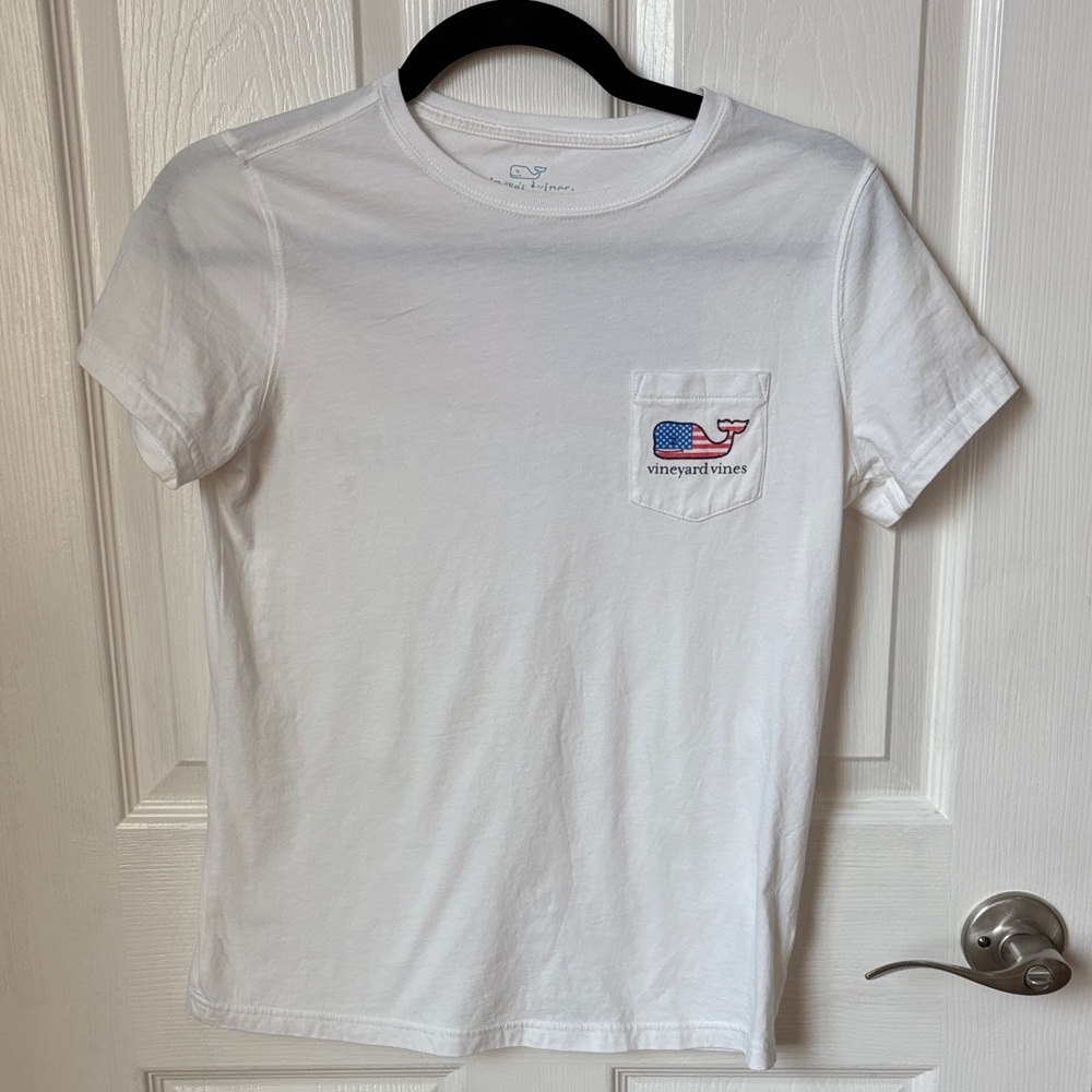 Women’s Vineyard Vines White Short Sleeve Pocket Tee with Flag Whale